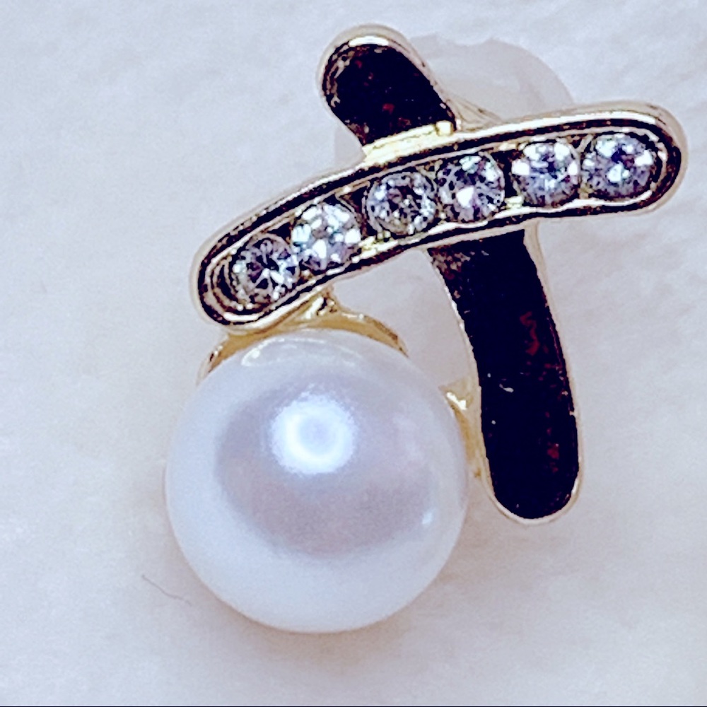 ❣️$25/3❣️ Elegant Tiny Faux Pearl Rhinestone Stud Earrings - Picture 5 of 10